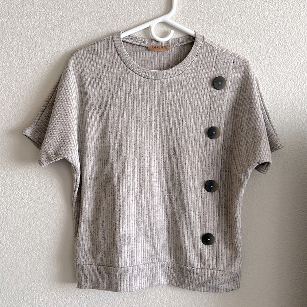 🌻3/$25 sweater‎ tee